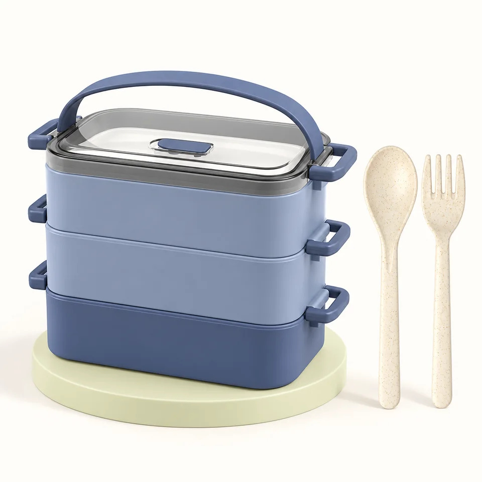 OITUGG — bento bleu à trois étages — Bento fermé assemblé et deux couverts ; séparateurs internes non visibles.