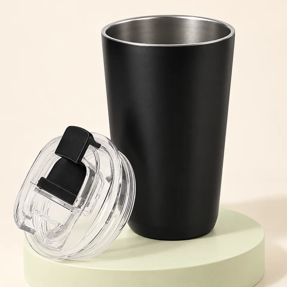 PHILORN mug noir 380 ml — Mug noir vide et son unique couvercle transparent.