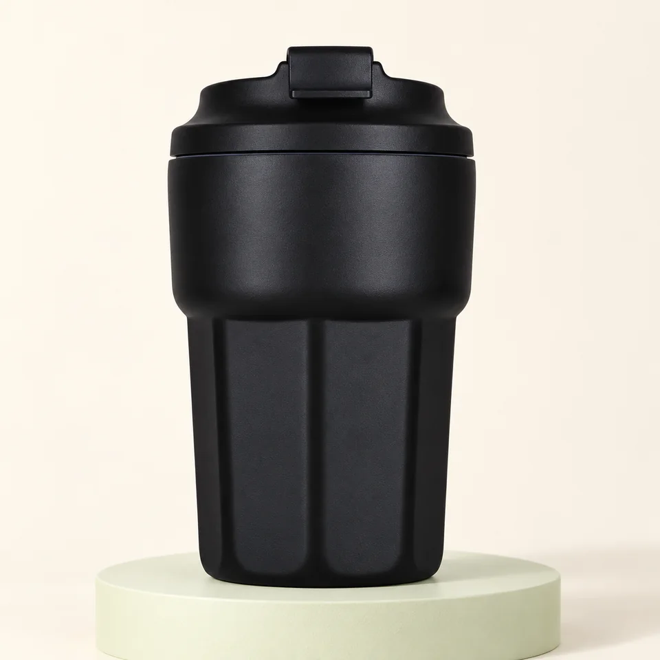 Otto Koning mug noir 350 ml — Un mug noir à base facettée.