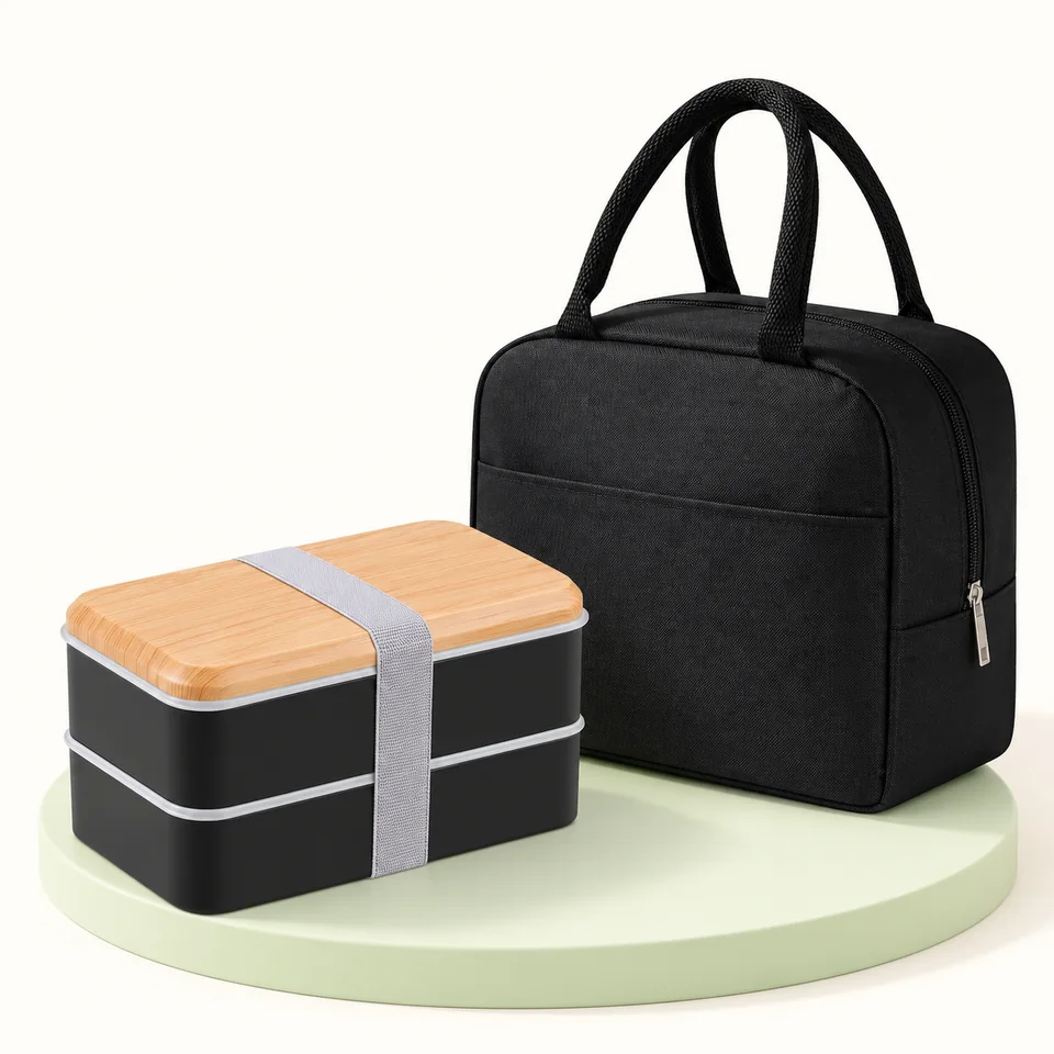 Ruucy — bento noir à deux niveaux avec sac — Bento fermé et sac noir ; couverts, séparateur et couvercles intérieurs non visibles.