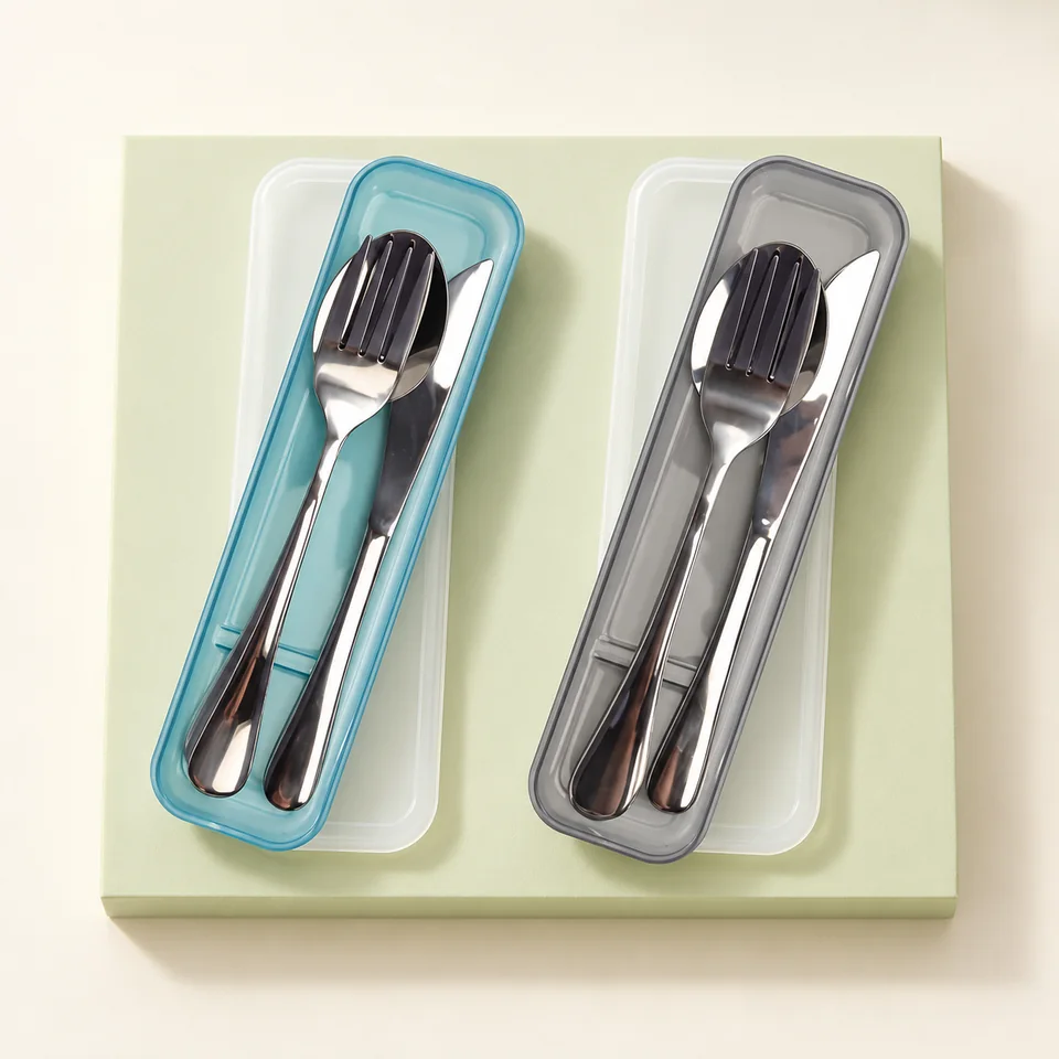 XRVRILE duo de kits nomades — Deux étuis ouverts contenant leurs couverts superposés.